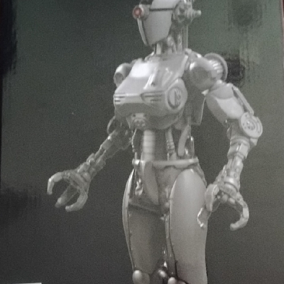 Assaultron Statue - Picture 3 of 4